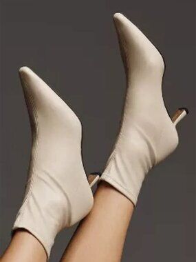 Angel Alarcon size 40 kitten heel boot beige NWT